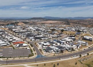 호주 주택 기술자 부족으로 인한 건설 위기, 모듈형 주택 추진으로 극복 Australia's ambitious housing targets could be threatened due to a shortage of tradesman but industry has an innovative plan to construction back on track. (Nine)