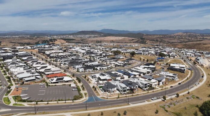 호주 주택 기술자 부족으로 인한 건설 위기, 모듈형 주택 추진으로 극복 Australia's ambitious housing targets could be threatened due to a shortage of tradesman but industry has an innovative plan to construction back on track. (Nine)