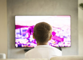 호주 연구 결과, 많은 스크린타임, 아이들의 어휘력 감소로 이어져 More screen time led to less parent-child interaction, meaning children were learning fewer adult words per day. (Getty ImagesiStockphoto)