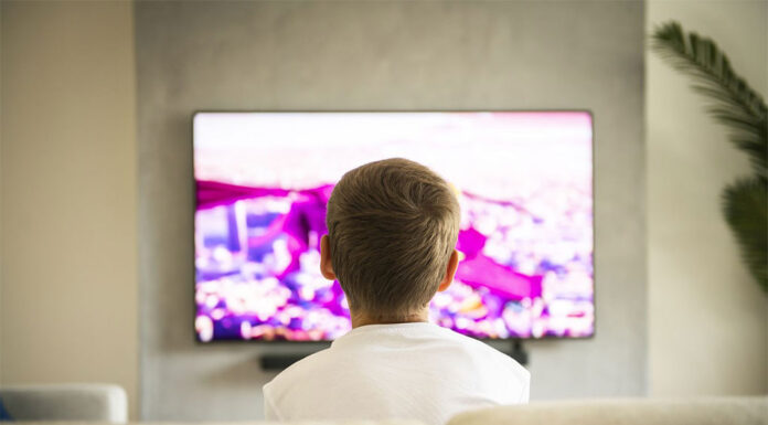 호주 연구 결과, 많은 스크린타임, 아이들의 어휘력 감소로 이어져 More screen time led to less parent-child interaction, meaning children were learning fewer adult words per day. (Getty ImagesiStockphoto)