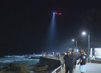 시드니 브론테 비치, 수영하던 사람 실종 Police, ambulance, crews, surf life savers and a NSW Ambulance helicopter crew search Bronte Beach for a missing swimmer on Sunday, March 10, 2024. (9News)