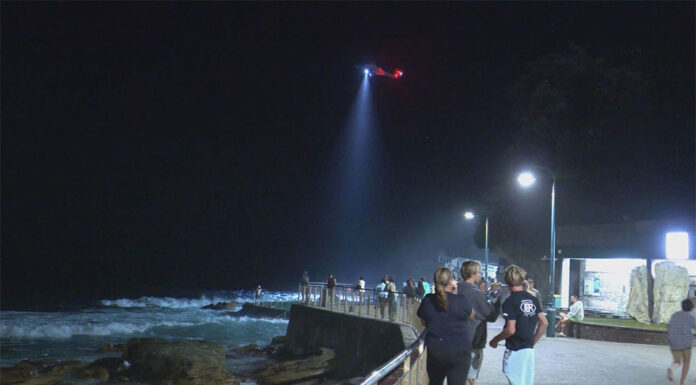 시드니 브론테 비치, 수영하던 사람 실종 Police, ambulance, crews, surf life savers and a NSW Ambulance helicopter crew search Bronte Beach for a missing swimmer on Sunday, March 10, 2024. (9News)