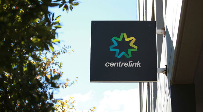 호주, 연금 지급액 늘려 Some Services Australia staff demanding better pay are going on strike for 24 hours. (Dylan Coker The Sydney Morning Herald)