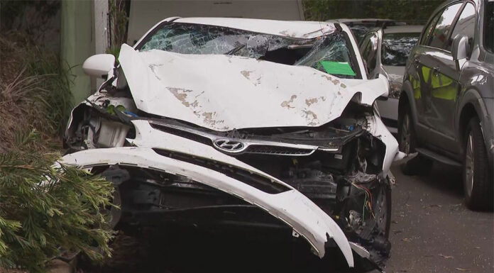 시드니 절벽 아래로 자동차가 추락하는 순간, 카메라에 포착 The car was severely damaged in the incident. (Nine)