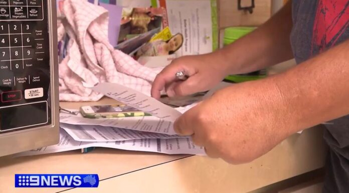 호주 경제학자들, 가계 예산 ‘안심할 수 없다’고 경고 The federal government is facing mounting pressure to introduce more cost of living measures in the upcoming budget. (9News)