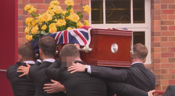 NSW 군사 훈련 사고로 사망한 잭 피츠기번을 추모하다 The funeral service for Jack Fitzgibbon was held at the New South Wales Hunter region today. (Nine)