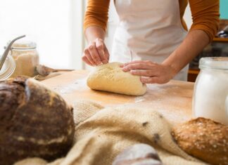 호주, 소비패턴의 변화 cook-standing-near-table-forming-dough-wooden-board_74855-5665_pch.vector