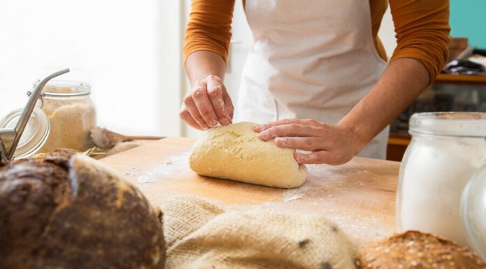 호주, 소비패턴의 변화 cook-standing-near-table-forming-dough-wooden-board_74855-5665_pch.vector