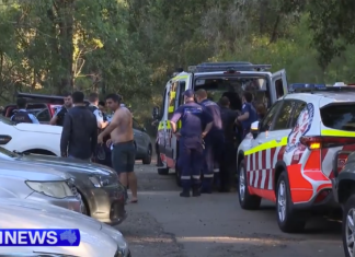시드니 파라마타 호수에서 친구들과 수영하던 중 남성, 사망 he search was called off after a body was retrieved from the water just before 8pm. (Nine)