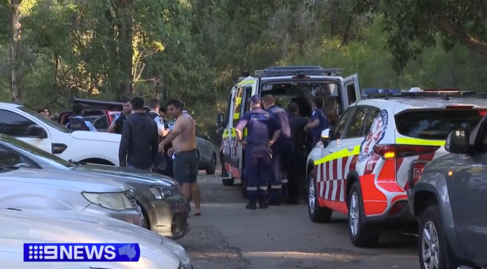 시드니 파라마타 호수에서 친구들과 수영하던 중 남성, 사망 he search was called off after a body was retrieved from the water just before 8pm. (Nine)
