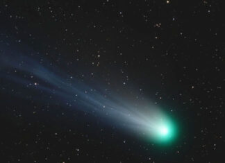 호주, 70년만에 ‘Devil Comet’ 관측 가능 The 'Devil Comet' is set to be visible in Australian skies for the first time in 70 years. Picture Jan Erik VallestadInstitute of Physics in Opava