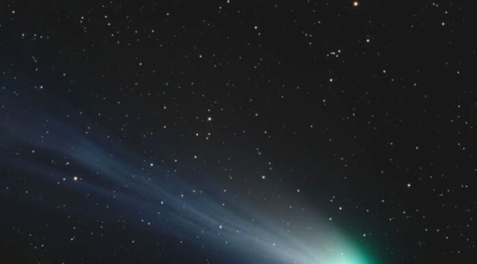 호주, 70년만에 ‘Devil Comet’ 관측 가능 The 'Devil Comet' is set to be visible in Australian skies for the first time in 70 years. Picture Jan Erik VallestadInstitute of Physics in Opava