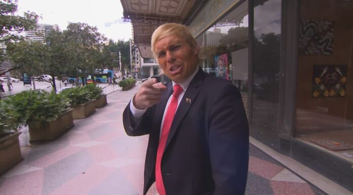 ‘호주 도널드 트럼프’, 시드니 법원 출두 후 언론과 인터뷰 The Australian Donald Trump wished his namesake in the United States success in his own court battles. (Nine)