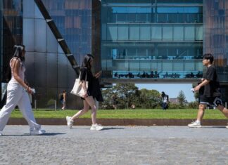 호주 학자금 부채, 급증할 것으로 예상 The government has received a report recommending changes to the way student debt is indexed. (Louie DouvisAFR)