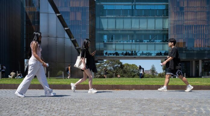 호주 학자금 부채, 급증할 것으로 예상 The government has received a report recommending changes to the way student debt is indexed. (Louie DouvisAFR)