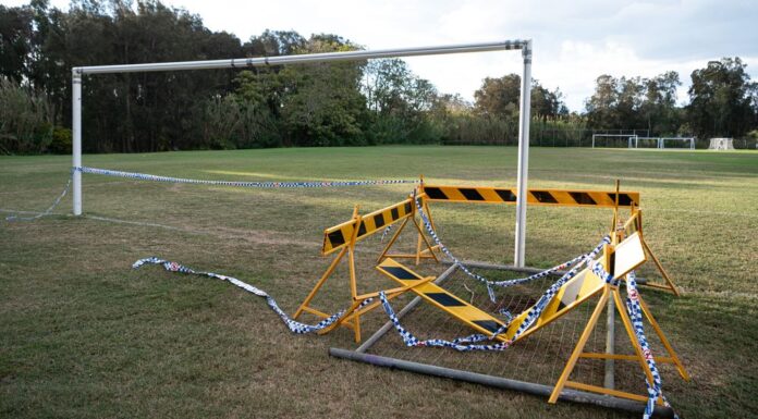 시드니 소년, 도로 한가운데서 싱크홀에 빠져 The sinkhole has been cordoned off as council works to repair the ground. (Flavio Brancaleone The Sydney Morning Herald)
