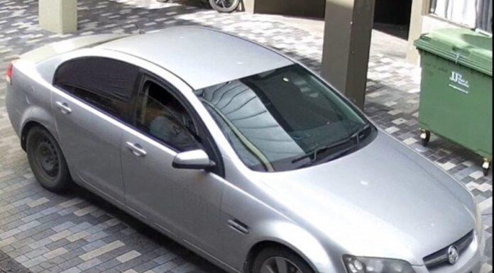 시드니 경찰, 보석상 무장 강도 사건 범인인 두남성 수배 Police believe the men drove away in this silver Holden Commodore registered in Victoria. (NSW Police)