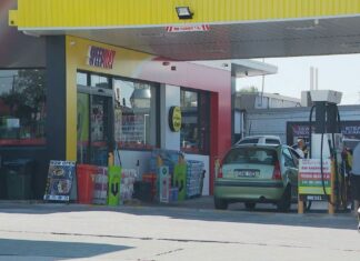 시드니 십대, 택시 운전사를 공격한 혐의에도 보석으로 석방 The 65-year-old male driver pulled into a petrol station and the man allegedly fled the scene. (Nine)