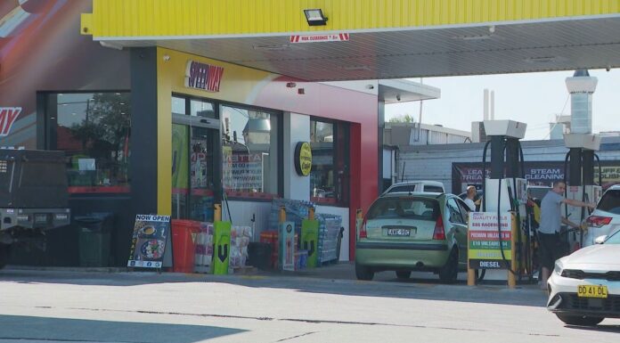 시드니 십대, 택시 운전사를 공격한 혐의에도 보석으로 석방 The 65-year-old male driver pulled into a petrol station and the man allegedly fled the scene. (Nine)