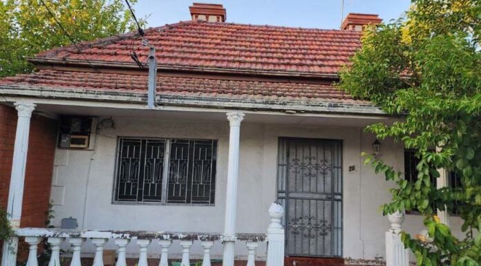 시드니 주당 750 달러 ‘완전히 개조된’ 임대주택이 ‘역겹다’고 비난 The front of the home in Sydney's Auburn (Domain)