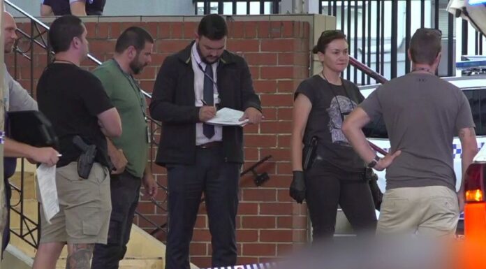 시드니 서부 학교 밖서 칼부림 사건, 10대 소년 사망혐의로 십대 2명 기소 Isiah Naden, 18, died of stab wounds on the pavement outside Blacktown Police Station. (Nine)