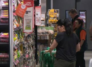 호주, 새로운 법으로 거대 슈퍼마켓을 겨냥한다 An ACCC survey of more than 13,000 customers found many younger Australians and low income households are spending up to a quarter of their yearly income on groceries. (9News)