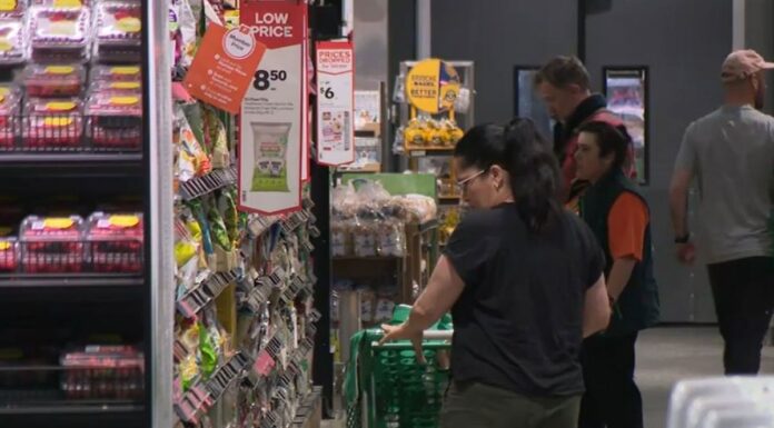 호주, 새로운 법으로 거대 슈퍼마켓을 겨냥한다 An ACCC survey of more than 13,000 customers found many younger Australians and low income households are spending up to a quarter of their yearly income on groceries. (9News)