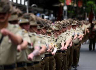 호주 안작 데이: 운전자에게 이중 벌점 기간이 적용되는 경우 Veterans and serving members of the Australian and New Zealand armed forces march during an Anzac Day parad (Getty)