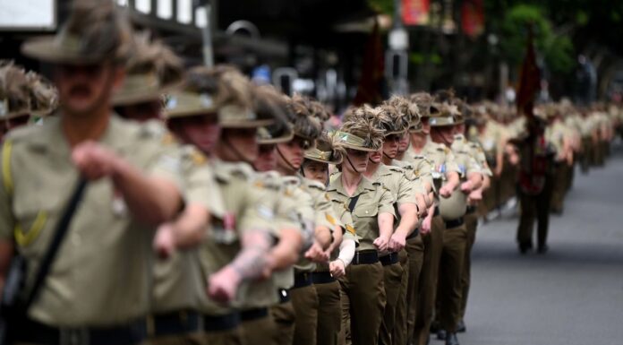 호주 안작 데이: 운전자에게 이중 벌점 기간이 적용되는 경우 Veterans and serving members of the Australian and New Zealand armed forces march during an Anzac Day parad (Getty)
