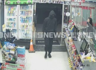 멜번 10대 4명, 현금과 4만 달러 상당의 담배를 훔쳐 Four teenagers are accused of carrying out a crime spree across Melbourne, stealing $40k worth of cigarettes. (9News)