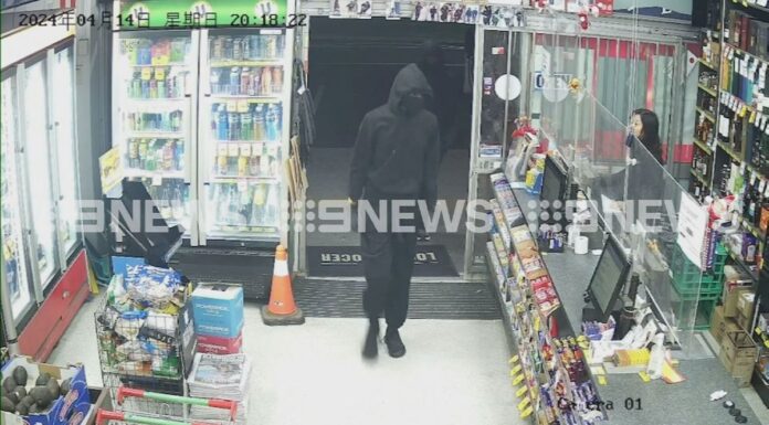 멜번 10대 4명, 현금과 4만 달러 상당의 담배를 훔쳐 Four teenagers are accused of carrying out a crime spree across Melbourne, stealing $40k worth of cigarettes. (9News)