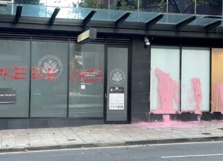 북 시드니 주재 미국 영사관, ‘Free GAZA’ 그래피티로 훼손 The US Consulate building in North Sydney was defaced with 'Free Gaza' graffiti and other paint. (9News)