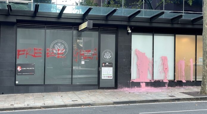 북 시드니 주재 미국 영사관, ‘Free GAZA’ 그래피티로 훼손 The US Consulate building in North Sydney was defaced with 'Free Gaza' graffiti and other paint. (9News)