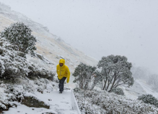 NSW, VIC 스키 리조트 2024 년 첫 눈 기록 A cold front has seen snowfall at ski resorts across NSW and Victoria. Picture Supplied