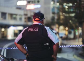 대낮부터 시드니 본다이 쇼핑센터에서 칼부림 Bondi Junction Westfield and streets surrounding continue to be locked down by police and ambulance services following an investigation into an attacker that involved multiple stabbing and shooting casualties, Saturday 13th of April 2024. Photo: Dion Georgopoulos / The Sydney Morning Herald (Dion Georgopoulos)