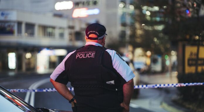 대낮부터 시드니 본다이 쇼핑센터에서 칼부림 Bondi Junction Westfield and streets surrounding continue to be locked down by police and ambulance services following an investigation into an attacker that involved multiple stabbing and shooting casualties, Saturday 13th of April 2024. Photo: Dion Georgopoulos / The Sydney Morning Herald (Dion Georgopoulos)