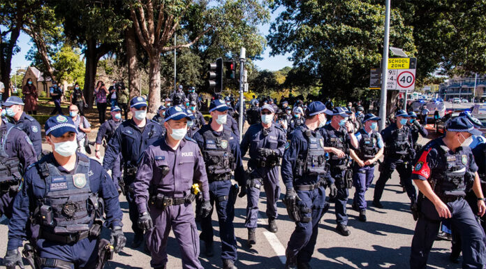 정신 건강 부상 호소 NSW 경찰보상 급증 Police swarm Sydney’s CBD to arrest anti-lockdown protesters on Saturday.CREDITJAMES BRICKWOOD