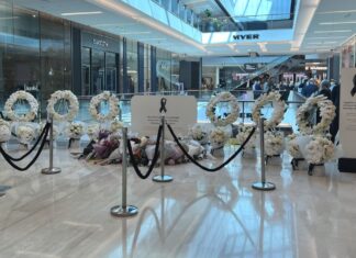 정신 질환이 불러온 본다이 정션 살인사건 Sydneysiders are encouraged to leave flowers and sign a condolences book on level four. (Yashee Sharma)