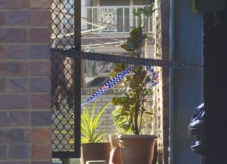 NSW, 숨진 채 발견된 아버지와 아들, 살인-자살 의심 A boy and his father have been found dead in a unit on New South Wales' Far North Coast. (9News)
