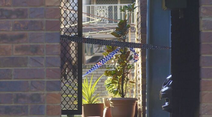 NSW, 숨진 채 발견된 아버지와 아들, 살인-자살 의심 A boy and his father have been found dead in a unit on New South Wales' Far North Coast. (9News)
