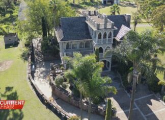 ‘이것은 내 삶의 전부’: 신공항 개발이 시드니 남성 집 위협 Callegari built a medieval style castle by hand on a grass paddock he purchased in Kemps Creek in 1975. (Nine)