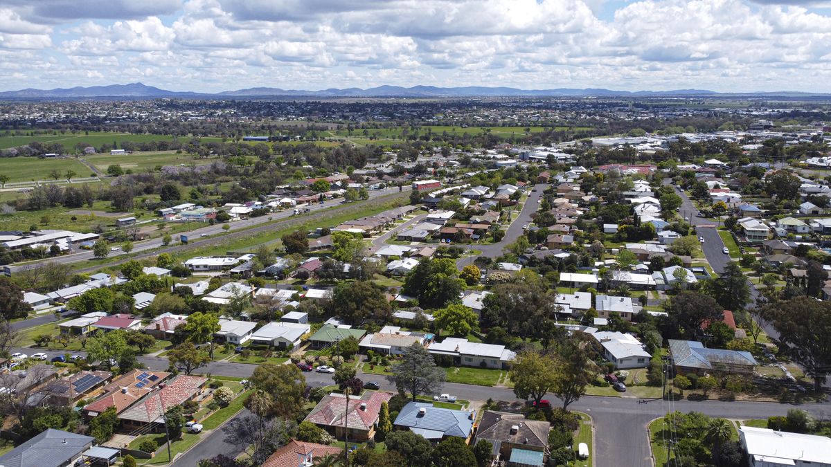 The national median weekly rent is now $627, following a 0.8 per cent rise in April. (Sam Mooy)