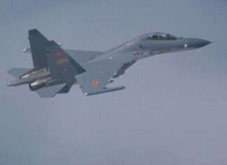 호주 정찰기 중국 제트기로부터 공격받아 A Navy Seahawk helicopter was conducting routine operations in international waters when it was intercepted by a Chinese J10 Air Force jet. (Nine)