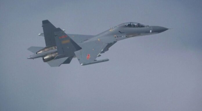 호주 정찰기 중국 제트기로부터 공격받아 A Navy Seahawk helicopter was conducting routine operations in international waters when it was intercepted by a Chinese J10 Air Force jet. (Nine)