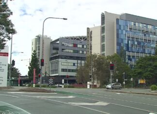골드코스트 78세 남성 사망 : 구급대원들의 우려 무시 돼 A Gold Coast man has died from a heart attack after he waited hours in the back of an ambulance. (Nine)