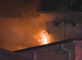 밤새 시드니 집에서 화재로 10명 탈출 Ten people escaped the house fire in Macquarie Fields. (9News)