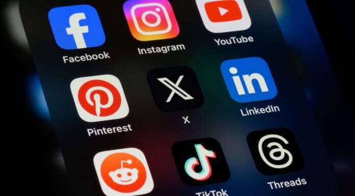 NSW 주총리, 소셜미디어 연령 제한 상향 조정 지지 Children aged under 16 in NSW could be barred from accessing social media. (Getty)