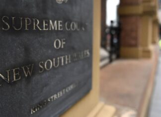 NSW 집에서 부모를 살해하기 전 ‘마약을 복용하고 환청을 들은 남성’ The 49-year-old is asking a judge-alone trial to find him not criminally responsible for their murders by reason of mental impairment. (AAP)