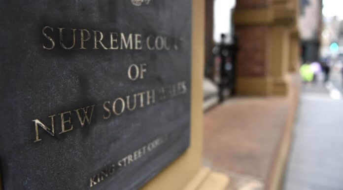 NSW 집에서 부모를 살해하기 전 ‘마약을 복용하고 환청을 들은 남성’ The 49-year-old is asking a judge-alone trial to find him not criminally responsible for their murders by reason of mental impairment. (AAP)