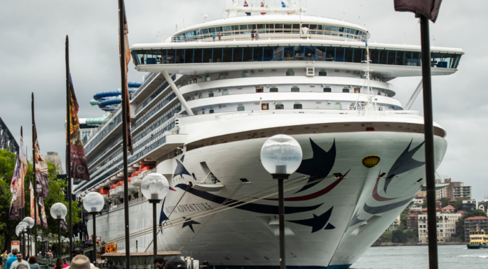 시드니 앞바다에서 유람선 승객 시신 발견 A search is underway after a person went overboard on the Pacific Adventure cruise ship. (Wolter Peeters)